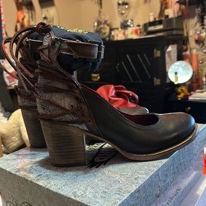 Freebird by Steven “Raeanne” size 9 black multi leather shoe